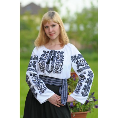 Embroidered blouse "Olvia: traditional"